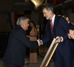 Manuel Barbadillo recibe, de manos de Su Majestad el Rey, la distinción otorgada a Bodegas Barbadillo, en su calidad de presidente