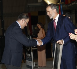 Luis Caballero recibe, de manos de Don Felipe, la distinción otorgada a la Bodega Caballero, como presidente de la misma