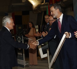 Su Majestad el Rey hace entrega a José María Bustillo, presidente de la Bodega Delgado Zuleta, de la distinción que les ha sido otorgada