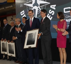 Don Felipe, junto al presidente de la Bodega González Byass, Mauricio González Gordon, tras la entrega del galardón