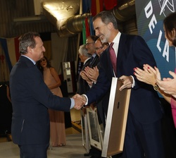 Fernando Terry, presidente de la Bodega Osborne, en el momento que Su Majestad el Rey le hace entrega de la distinción