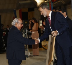 Don Felipe hace entrega a Manuel Vázquez, fundador y presidente del Grupo empresarial Hervaz de la distinción otorgada por la CEC