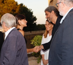 Doña Letizia recibe el saludo del director de cine, Fernando León
