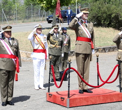 Su Majestad el Rey en el podio de honores recibe Honores de Ordenanza, a su llegada a la Academia General Básica de Suboficiales, Talarn, Lleida