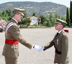 Su Majestad el Rey entrega el Real Despacho de Sargento al número UNO de la XLIV Promoción