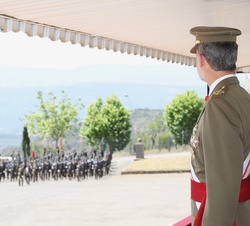 Su Majestad el Rey al inicio del desfile militar tras la entrega de los reales despachos