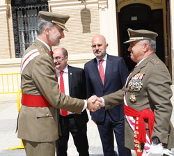Su Majestad el Rey recibe el saludo del general Jefe de Estado Mayor del Ejército de Tierra, Francisco Javier Varela Salas durante los saludos protoco
