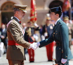 Don Felipe impone una condecoración al número uno de la Escala de Oficiales de la Guardia Civil