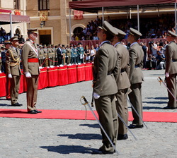Su Majestad el Rey tras la imposición de condecoraciones a los primeros Oficiales de la promoción de los distintos Cuerpos y Escalas