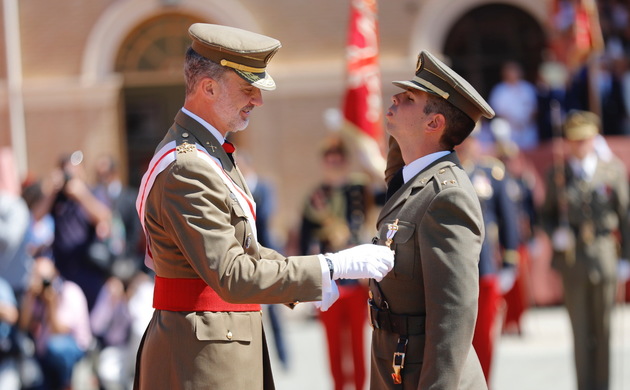 Don Felipe impone una condecoración a uno de los primeros Oficiales de la promoción del Cuerpo General del Ejército de Tierra