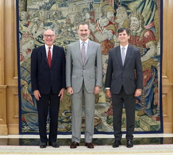 Don Felipe junto al consejero delegado mundial de Hogan Lovells, Stephen J. Immelt y el director de la oficina Hogan Lovells en Madrid, Lucas Osorio