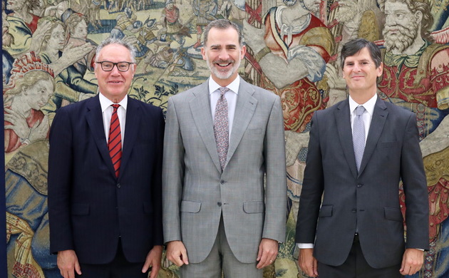 Su Majestad el Rey junto al consejero delegado mundial de Hogan Lovells, Stephen J. Immelt y el director de la oficina Hogan Lovells en Madrid, Lucas 