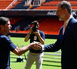 Don Felipe recibe el saludo del entrenador del Valencia Club de Fútbol, Marcelino García Toral