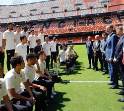 Don Felipe durane el desarrollo de la audiencia, en el terreno de juego del Estadio de Mestalla Valencia Club de Fútbol