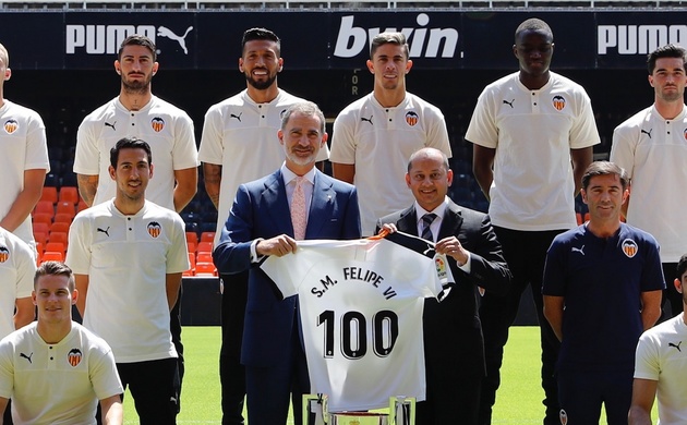 Don Felipe recibe una camiseta comemorativa del centenario del Valencia Club de Fútbol