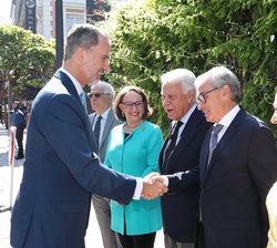 Su Majestad el Rey recibe el saludo del presidente de la Fundación Euroamérica, Ramón Jauregui, durante la bienvenida
