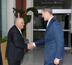 Su Majestad el Rey recibe el saludo del exsecretario general Iberoamericano y asesor especial para Venezuela de la Unión Europea, Enrique V. Iglesias,