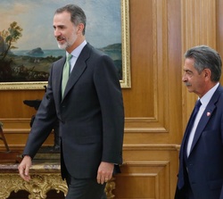 Su Majestad el Rey y presidente de la Comunidad Autónoma de Cantabria, se dirigen al despacho de Don Felipe, donde mantuvieron el encuentro