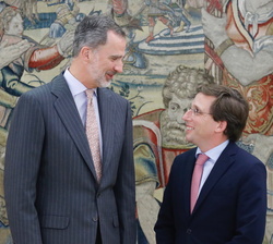 Su Majestad el Rey conversa con el alcalde de Madrid, José Luis Martínez-Almeida