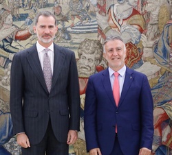 Su Majestad el Rey junto al presidente del Gobierno de Canarias, Ángel Víctor Torres