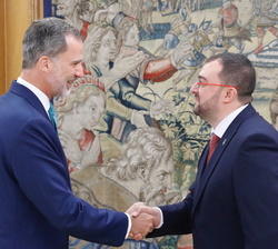 Su Majestad el Rey recibe el saludo del presidente del Gobierno de Asturias, Adrián Barbón