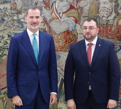 Su Majestad el Rey junto al presidente del Gobierno de Asturias, Adrián Barbón