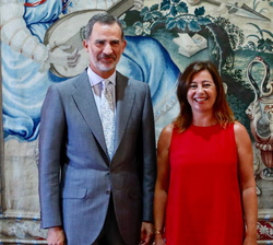 Don Felipe, acompañado de la presidenta de las Illes Balears, Francina Armengol i Socías