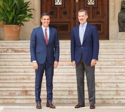 Rey junto al presidente del Gobierno en funciones, en la puerta del Palacio de Marivent