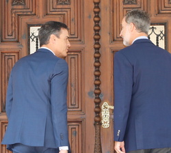 Don Felipe y el presidente del Gobierno en funciones, Pedro Sánchez Pérez-Castejón acceden al Palacio de Marivent