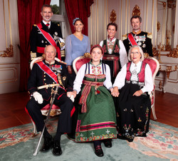 Su Majestad el Rey junto los demás padrinos de Su Alteza Real la Princesa Ingrid Alexandra de Noruega momento previos al inicio de la confirmación