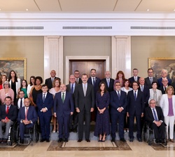 Sus Majestades los Reyes junto a la delegación del Comité Español de Representantes de Personas con Discapacidad (CERMI)