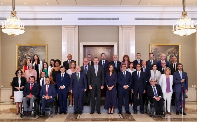 Sus Majestades los Reyes junto a la delegación del Comité Español de Representantes de Personas con Discapacidad (CERMI)
