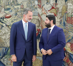 Su Majestad el Rey conversa con el presidente de la Región de Murcia, Fernando López Miras