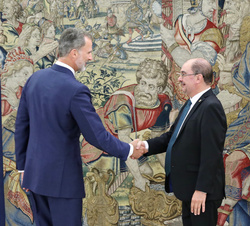 Su Majestad el Rey recibe el saludo del presidente de Aragón, Francisco Javier Lambán Montañés