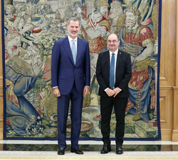 Su Majestad el Rey junto al presidente de Aragón, Francisco Javier Lambán Montañés