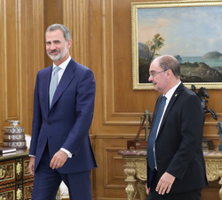 El Rey y el presidente Lambán se dirigen al despacho de Don Felipe, donde mantuvieron el encuentro