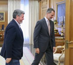 Su Majestad el Rey se dirige a su despacho con el representante de Equo (Unidas Podemos), Juan Antonio López de Uralde Garmendia