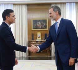 Su Majestad el Rey recibe el saludo del representante del Partido Socialista Obrero Español (PSOE), Pedro Sánchez Pérez-Castejón