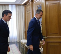 Su Majestad el Rey se dirige a su despacho con el representante del Partido Socialista Obrero Español (PSOE), Pedro Sánchez Pérez-Castejón