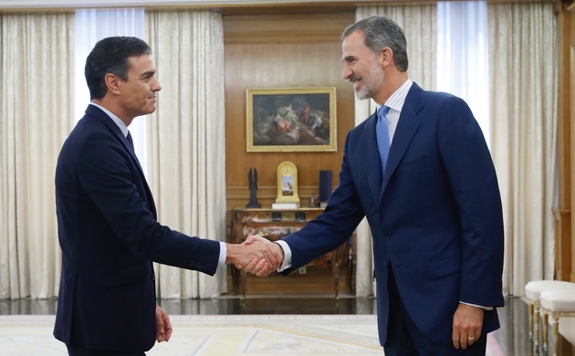 Su Majestad el Rey recibe el saludo del representante del Partido Socialista Obrero Español (PSOE), Pedro Sánchez Pérez-Castejón
