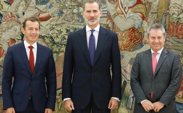 Su Majestad el Rey acompañado por el consejero delegado de Airbus, Guillaume Faury y el presidente de Airbus España, Alberto Gutiérrez