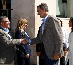Su Majestad el Rey recibe el saludo del alcalde de Arganda del Rey, Pedro Guillermo Hita
