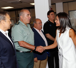 Su Majestad la Reina saluda al jefe de la Unidad de Protección y Seguridad, Coronel Juan Manuel Llenderrozas Valladolid