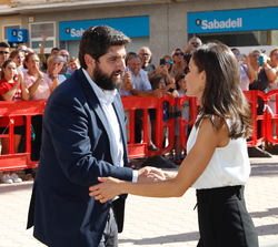 Su Majestad la Reina recibe el saludo del presidente de la región de Murcia, Fernando López Miras