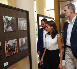 Sus Majestades los Reyes recorren la exposición  fotográfica sobre los efectos de las inundaciones