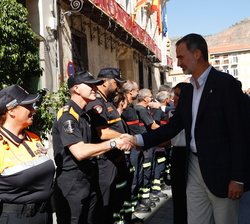 Don Felipe es saludado por miembros de diversos cuerpos y fuerzas de seguridad participantes