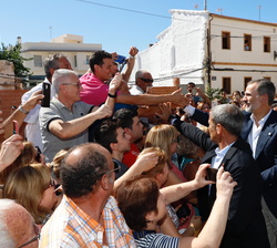 Don Felipe es saludado por los vecinos de la Pedanía de Molins en Orihuela