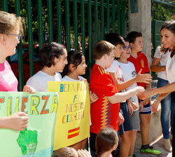 Doña Letizia recibe el saludo de los alumnos más jovenes del CEIP Nuestra Señora de Monserrate