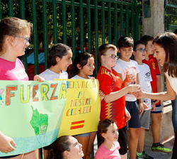 Doña Letizia recibe el saludo y el cariño de los alumnos del CEIP
