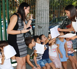 Los alumnos más pequeños entregan a Doña Letizia dibujos realizados por ellos con motivo de su visita al Centro
